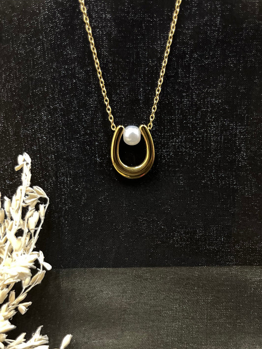 Elegant Gold Pendant Necklace with Pearl
