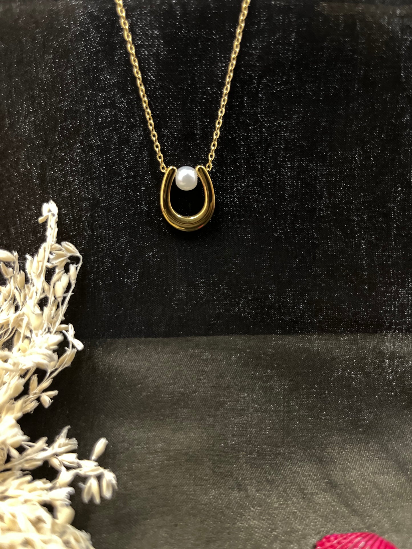 Elegant Gold Pendant Necklace with Pearl
