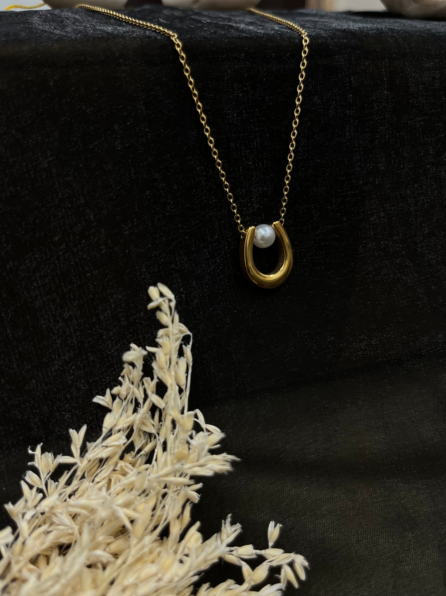 Elegant Gold Pendant Necklace with Pearl